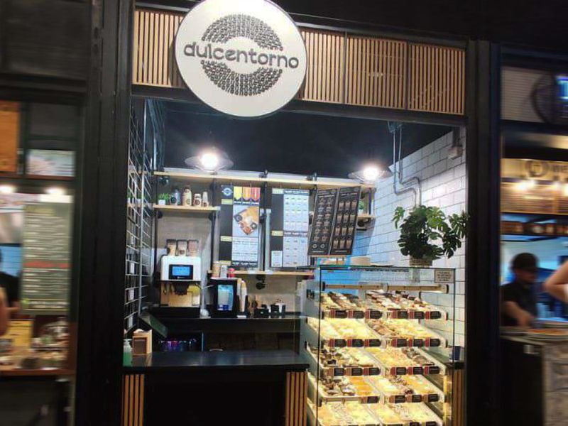 Vitrina de donas en la tienda de Mercado Urbano Tobalaba